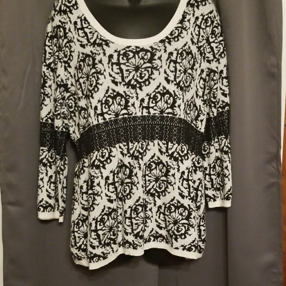 R Q T Petite black/white‎ sweater  PXL